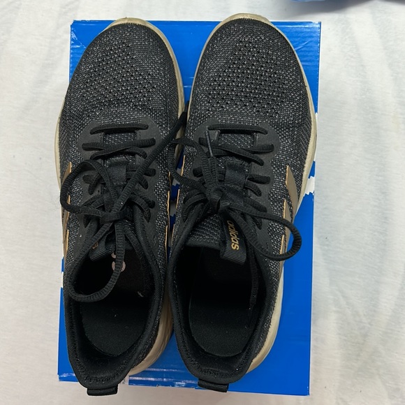 it’s an adidas runing shoes - Picture 2 of 2